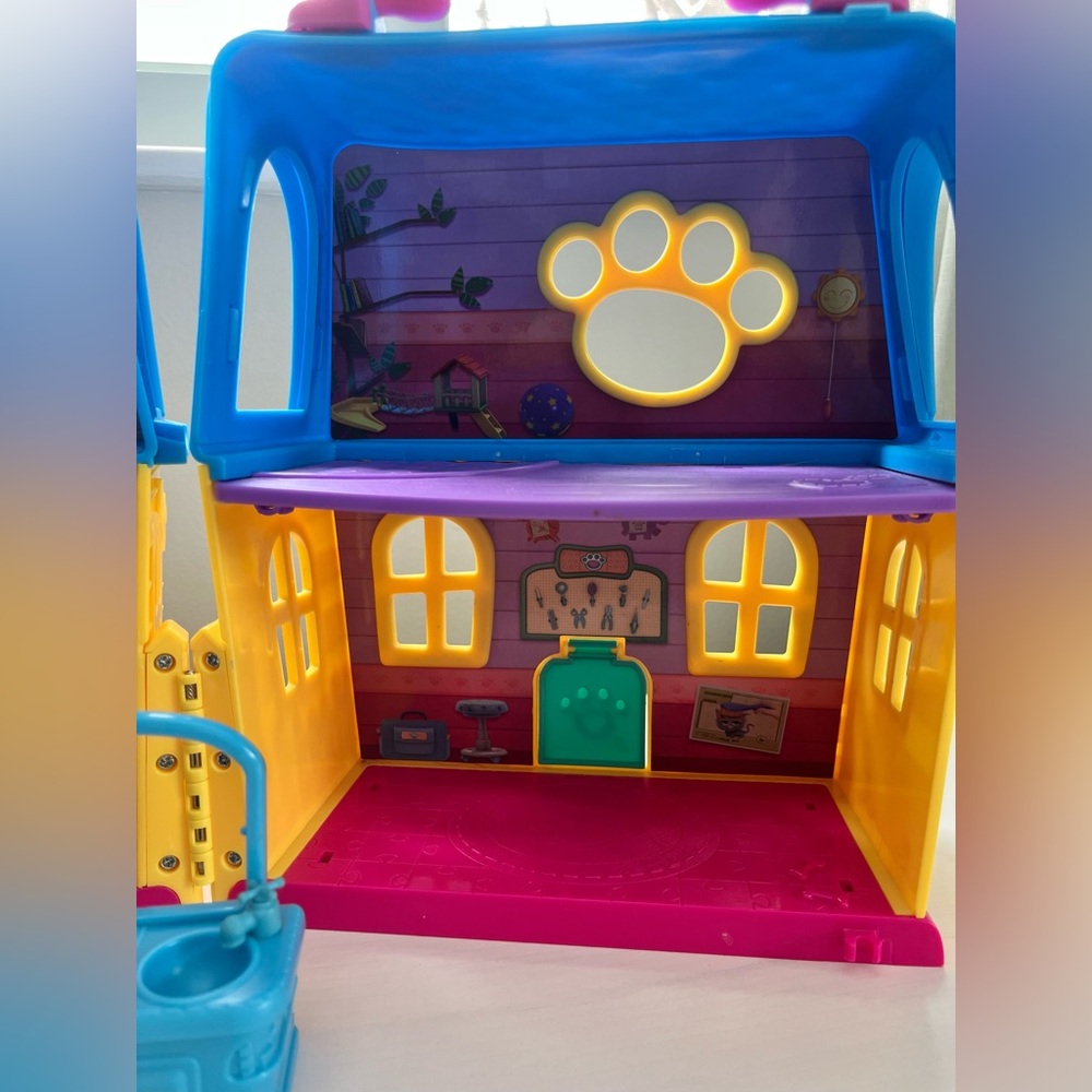 Disney Junior Doc Mcstuffins Folding Clinic Play House with Music - Picture 4 of 10